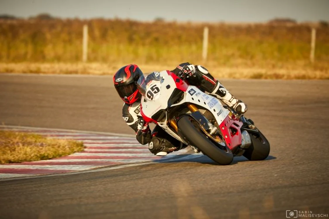 Motociclistul Robert Muresan, in actiune