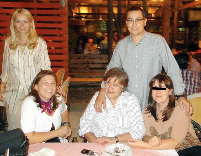 
    Cornelia Naum (în centru), mama premierului, a înfiinţat una dintre firmele controlate marţi de procurori. Ulterior, a devenit acţionară la această firmă şi Alexandra Ponta Herţanu (stânga jos), sora premieruluiFoto Arhivă Personală  