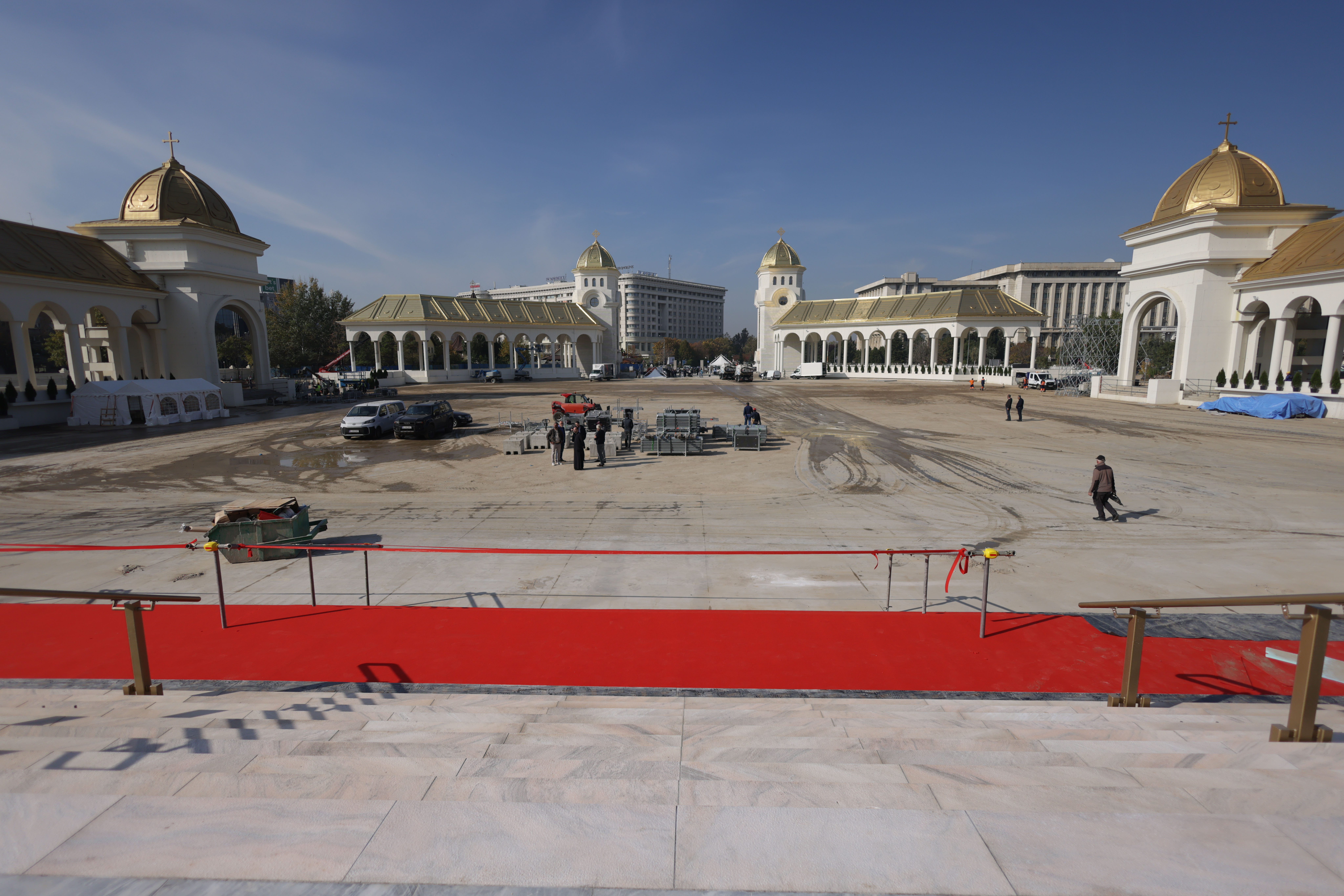 Câțiva muncitori făceau ultimele pregătiri  Foto Inquam Photos George Calin