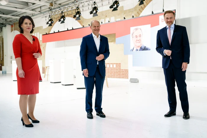 Annalena Baerbock , lidera Verzilor, Olaf Scholz, şeful social-democraţilor şi Christian Lindner, liderul liberalilor germani FOTO EPA/EFE