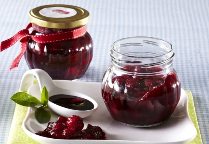 Este minunata ca umplutura pentru clatite sau peste papanasii fierbinti cu smântânăclickpoftabuna.ro