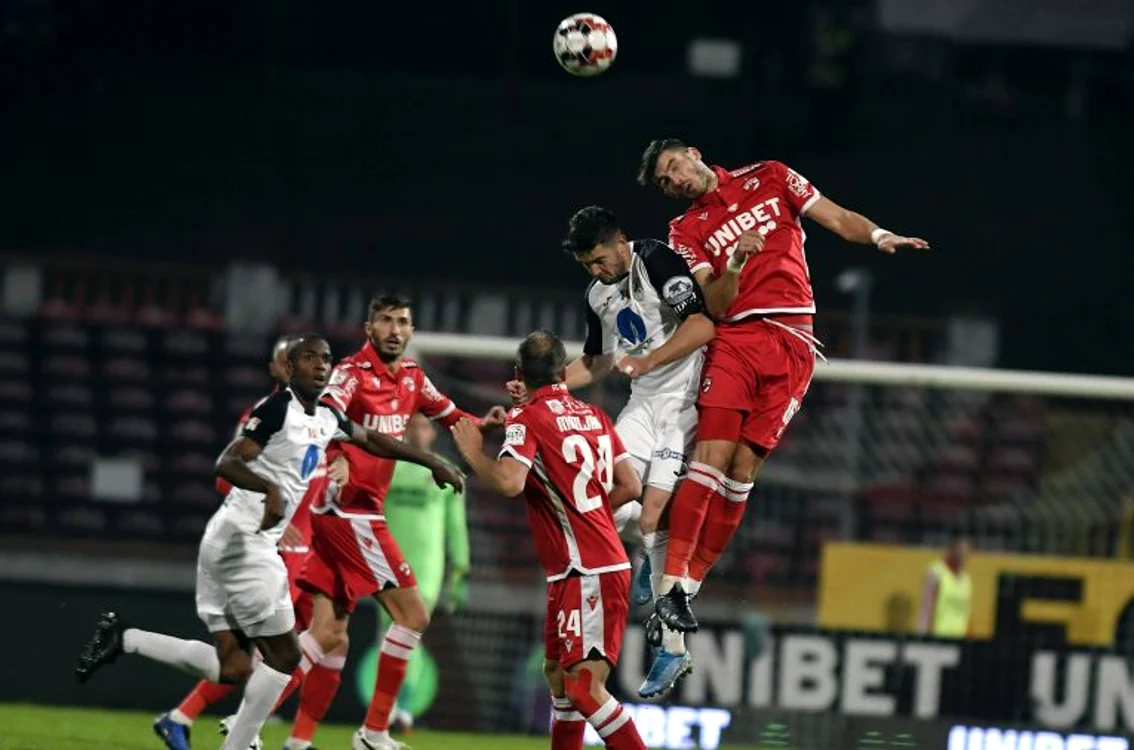 
    Dinamo și Gaz Metan Mediaș ar putea juca în ultima etapăcu calificarea în play-off pe masăFOTO: Sportpictures.eu  