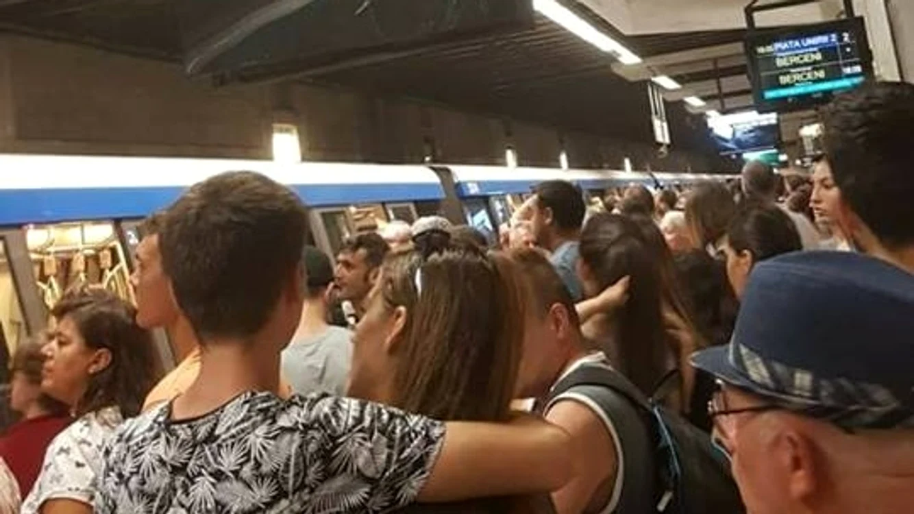 
    Defecțiunea la metrou a apărut la o oră de vârf, când în tren se aflau cel puțin 2.000 de persoane  