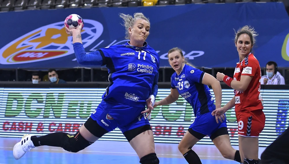 Crina Pintea, puternicul pivot al echipei României. Foto Sportpictures
