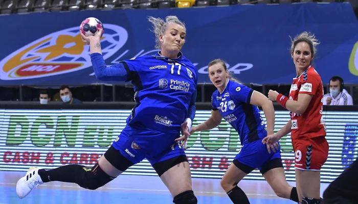 Crina Pintea, puternicul pivot al echipei României. Foto Sportpictures 