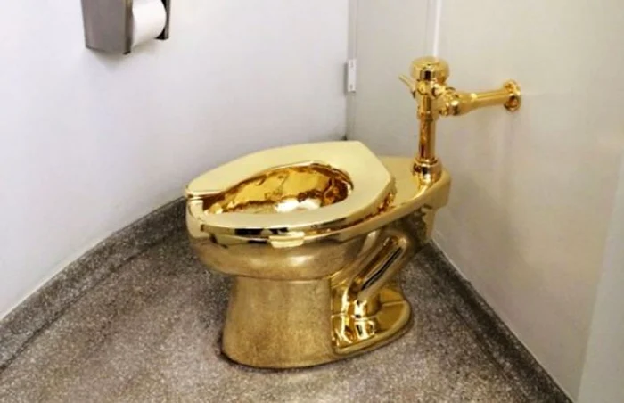 Muzeul Guggenheim din New York a dezvaluit ultima operă de artă adusă
pentru a fi admirată, dar şi utilizată, de către vizitatorii săi - o
toaleta din aur masiv de 18 carate. Foto mirror.co.uk
