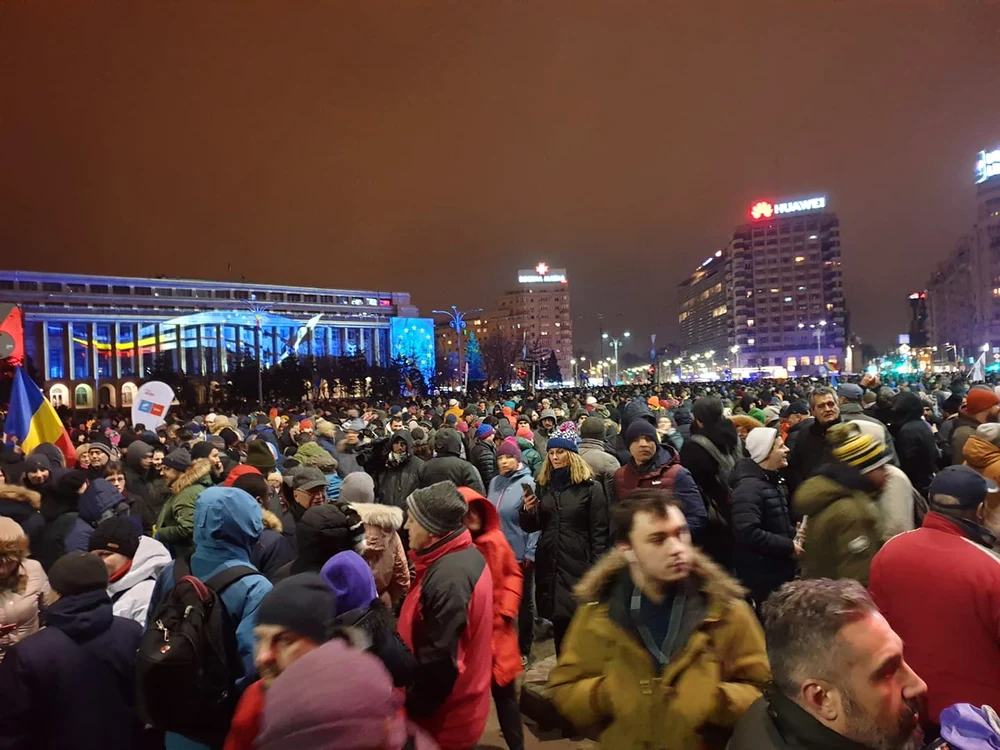 Peste 10.000 de oameni s-au strâns să protesteze în Piața Victoriei din CapitalăFoto Facebook