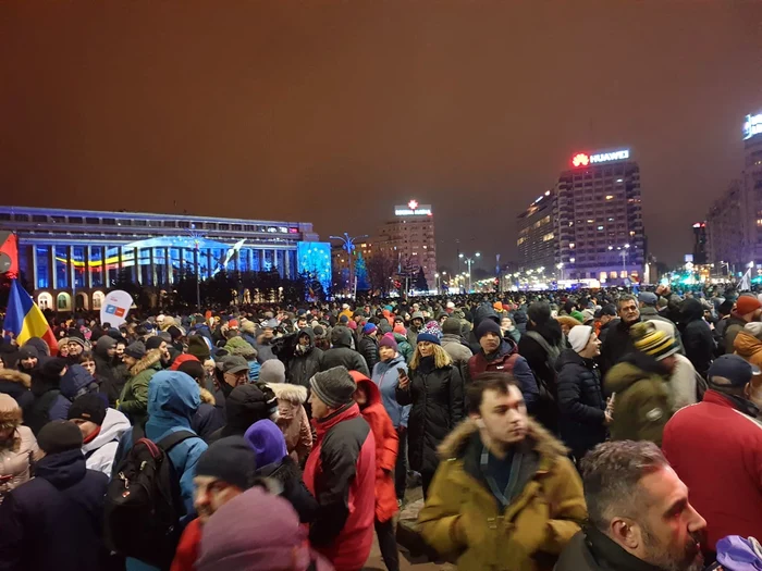 
    Peste 10.000 de oameni s-au strâns să protesteze în Piața Victoriei din CapitalăFoto Facebook  