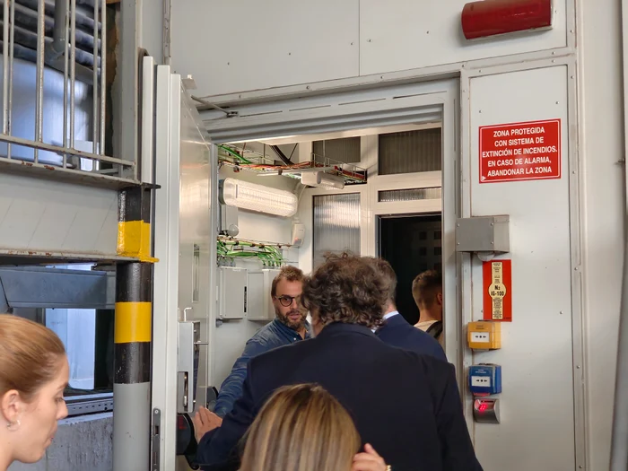 Intrarea în centrul de date de la Sagrada Familia, fabricat de Schenider Electric.