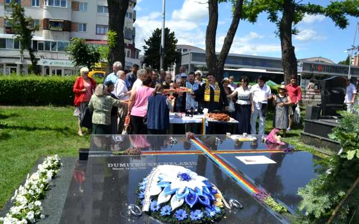 Primarul Romeo Stavarache, aflat acum în arest preventiv, a fost amintit la comemorarea lui Dumitru Sechelariu FOTO Mircea Merticariu