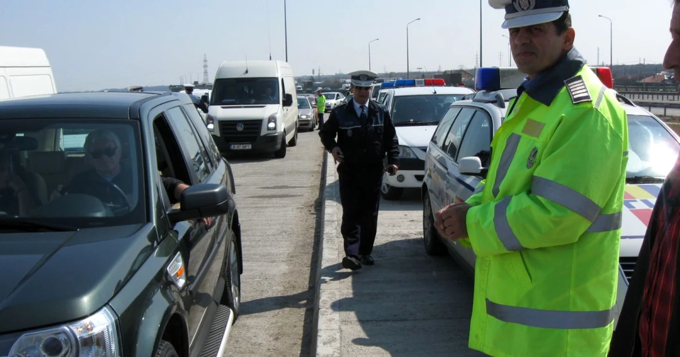 Sute de maşini au trecut prin filtrele de poliţie