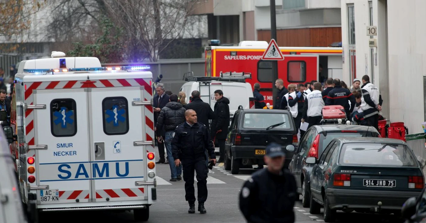 Atentat terorist in Franta, la sediul ziarului satiric Charlie Hebdo din Paris. Publicatia a fost vizata miercuri de
un atac cu arme automate, comis de persoane mascate şi soldat cu
moartea a 12 persoane FOTO AP Images