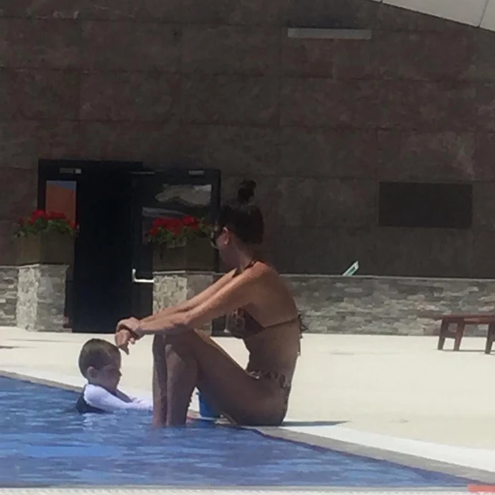 Elena Băsescu, în costum de baie la piscina complexului în care locuieşte cu cei doi copii