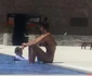 Elena Băsescu, în costum de baie la piscina complexului în care locuieşte cu cei doi copii jpeg