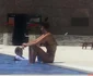 Elena Băsescu, în costum de baie la piscina complexului în care locuieşte cu cei doi copii jpeg