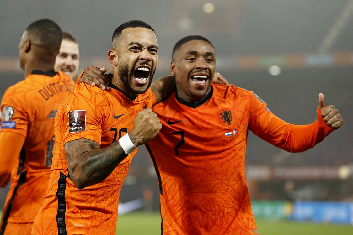 Memphis Depay se bucură pentru golul înscris alături de Steven BergwijnFoto: EPA-EFE