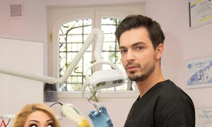 Valentina Pelinel a inversat rolurile, într o ședință foto, cu medicul Valentin Răducanu  jpeg