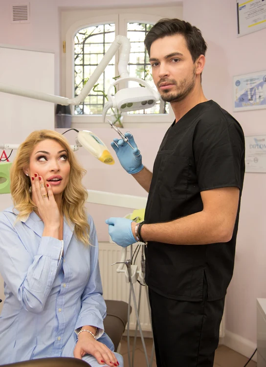 Valentina Pelinel a inversat rolurile, într-o ședință foto, cu medicul Valentin Răducanu