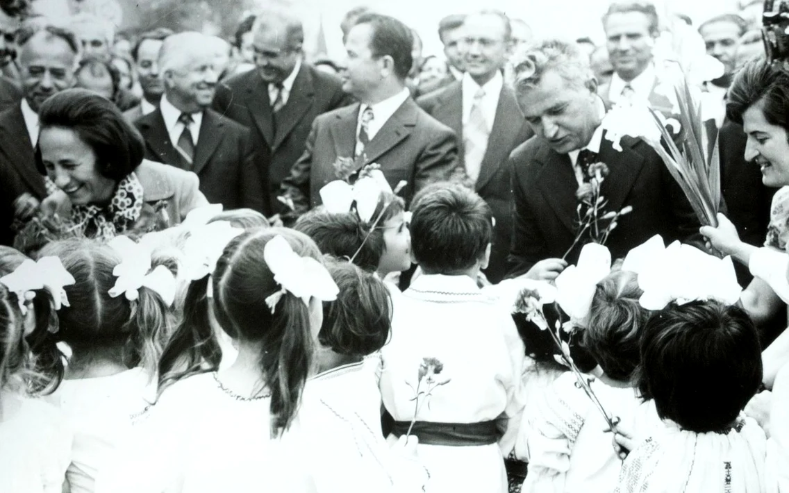 Nicolae Ceausescu Foto Album Primaria Vaslui, Muzeul national de Istorie a Romaniei 001 jpg
