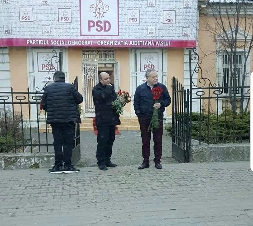 Dumitru Buzatu, alături de deputatul Irinel Stativă şi fiul liderului PSD Vaslui, secretarul de stat Tudor Buzatu (cu spatele) FOTO Facebook