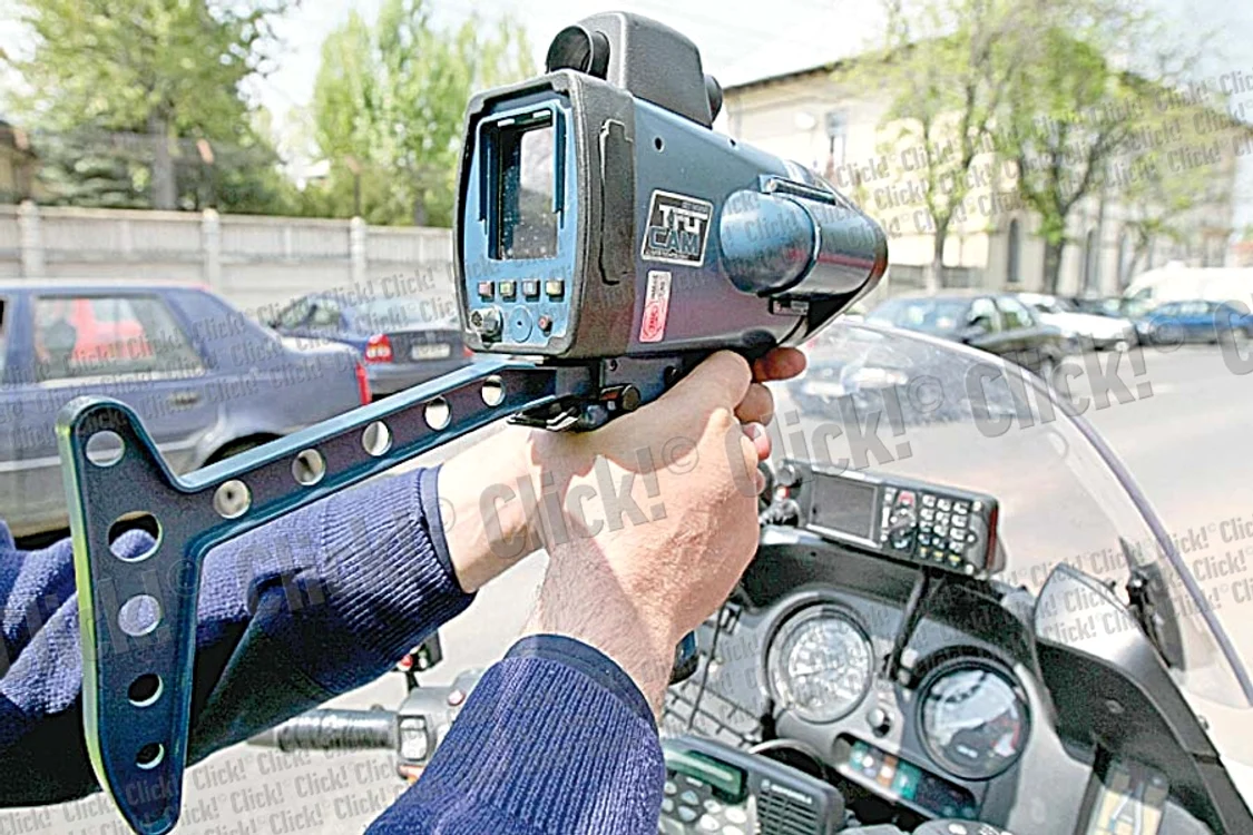
    Cu radarul minune,  poliţistul poate vedea  numărul maşinii  de la o distanţă  de 1.200 de metri (Foto:Dorin Constanta)  