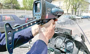Cu radarul minune,  poliţistul poate vedea  numărul maşinii  de la o distanţă  de 1 200 de metri (Foto:Dorin Constanta) jpeg