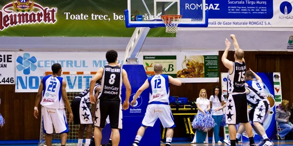 BC Mureş întâlneşte formaţia U Mobitelco Cluj în play-off-ul campionatului (foto: Radu Roşca)