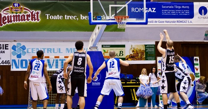 BC Mureş întâlneşte formaţia U Mobitelco Cluj în play-off-ul campionatului (foto: Radu Roşca)