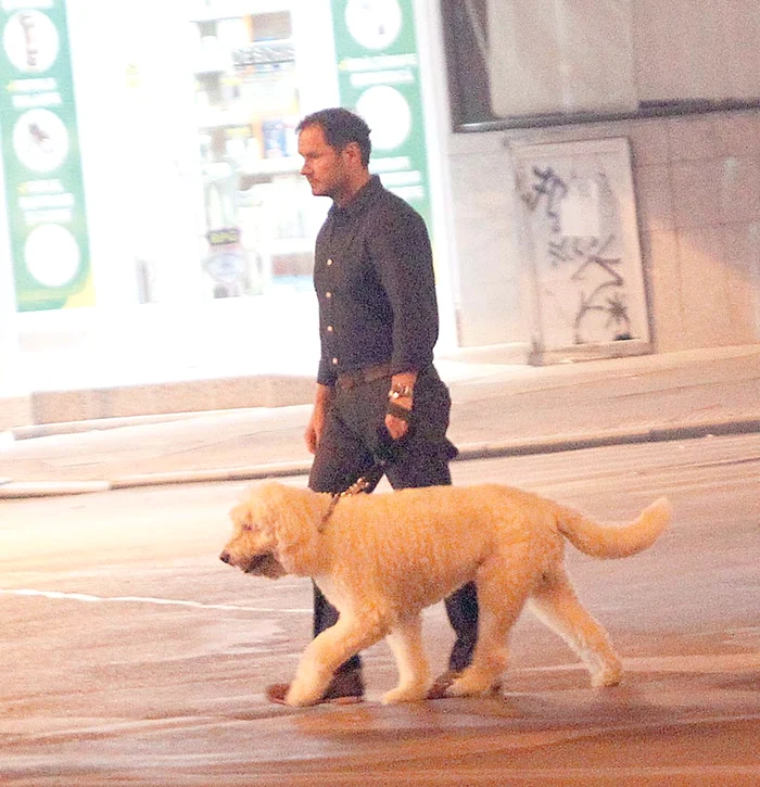Bodyguardul artistului i-a scos câinele la plimbare, târziu în noapte