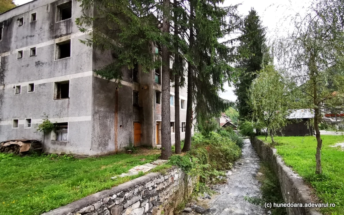 Bloc abandonat în Rucșhița. Foto: Daniel Guță