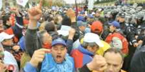 Ora 16.00:  momentul  primei altercaţii  cu jandarmii  