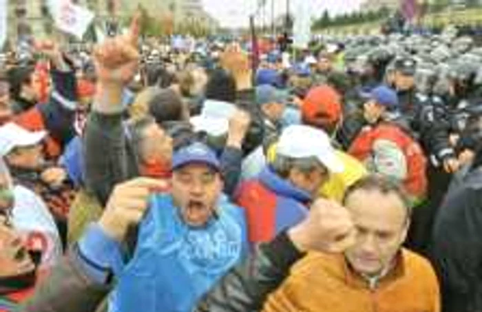 Ora 16.00:  momentul  primei altercaţii  cu jandarmii  