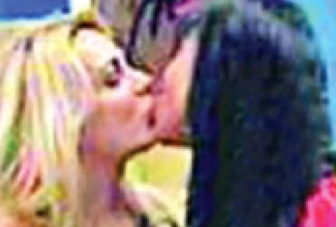 Dana Săvuică pare a fi cea mai curajoasă vedetă la capitolul săruturi lesbi.