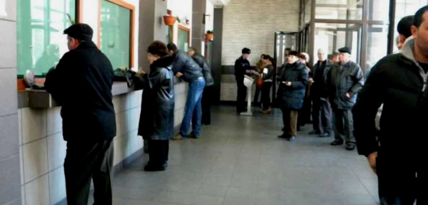 Program prelungit la ghişee FOTO Adevărul