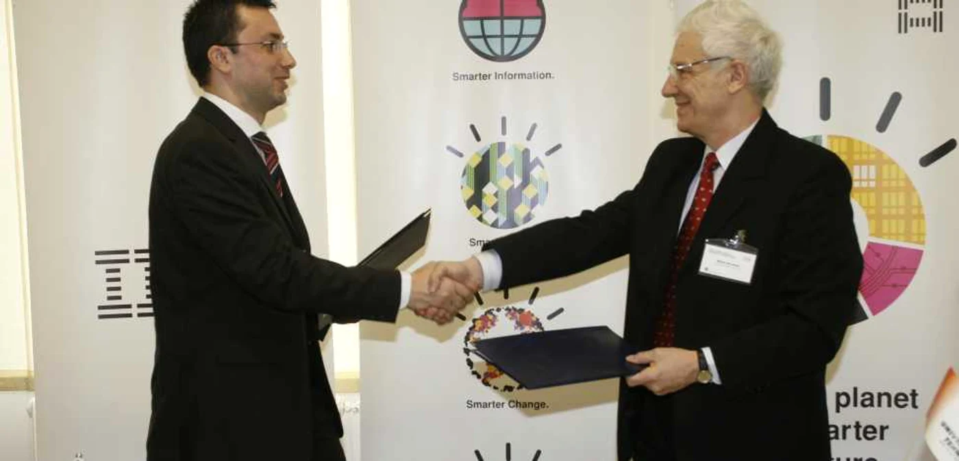 Reprezentantul IBM, Mihai Iordache şi prorectorul UTCN, Mihail Abrudean, au semnat azi un parteneriat pe cinci ani