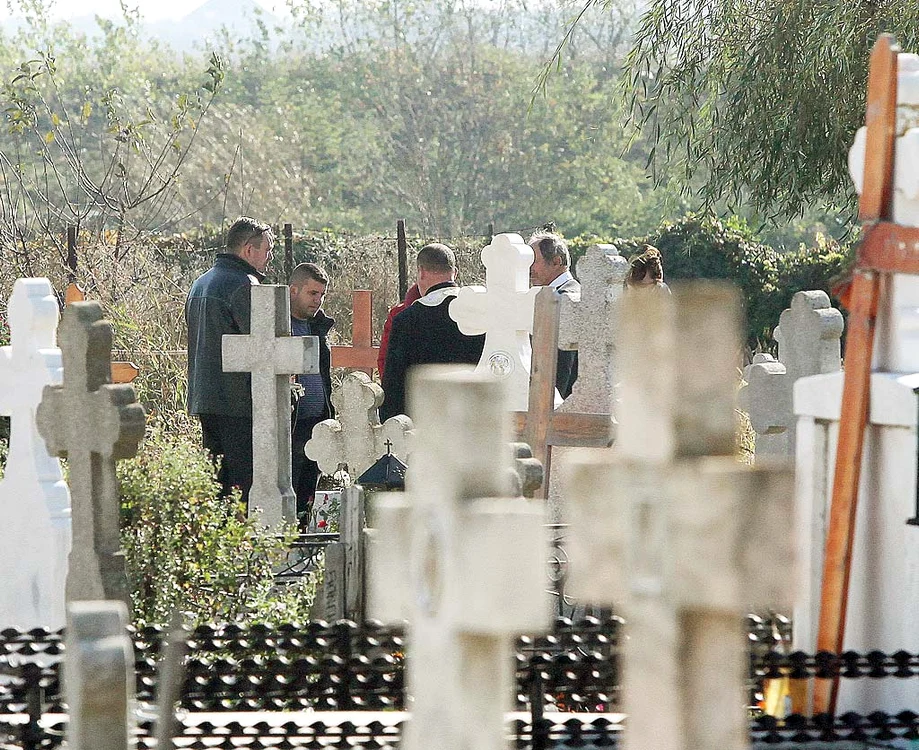 Distruse de durere, rudele pregăteau mormântul