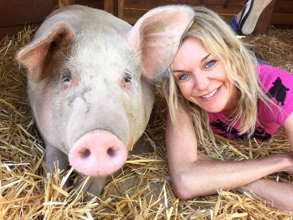 Scroafa Pigcasso, alături de stăpâna ei, Joanne Lefson