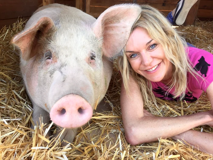 Scroafa Pigcasso, alături de stăpâna ei, Joanne Lefson