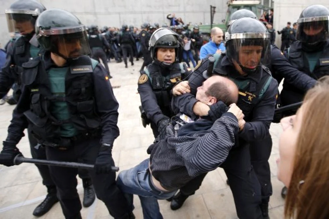 Confruntări între poliţişti şi protestatari la referendumul din Catalonia Foto: AFP