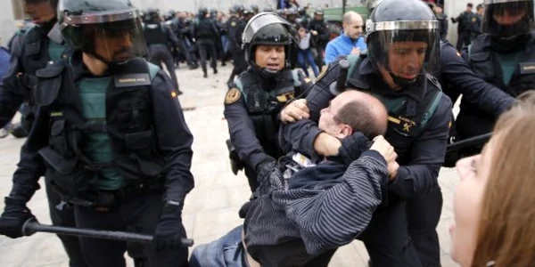 Confruntări între poliţişti şi protestatari în Catalonia FOTO AFP