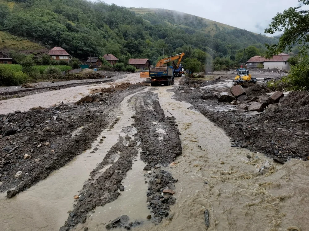 Intervenţii pe râul Ocolilş, judeţul Alba Foto: Facebook/ Apele Române