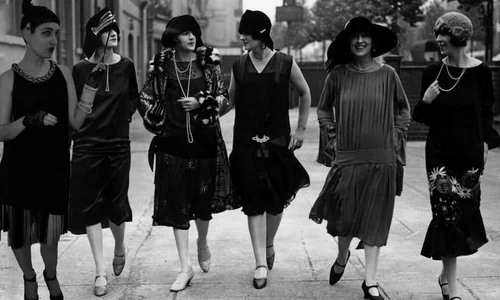 Flappers: feminism, inovație și extravaganță la începuturile epocii interbelice jpeg