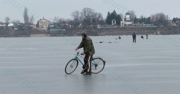 Bărbatul a făcut spectacol cu bicicleta pe lacul îngheţat / FOTO Bogdan Vladu