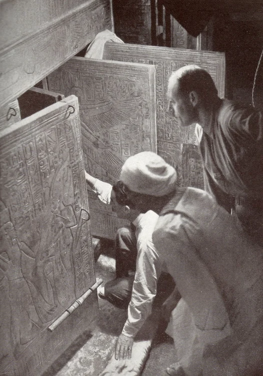 Carter deschide mormântului lui Tutankhamon (© Harry Burton / The New York Times photo archive)