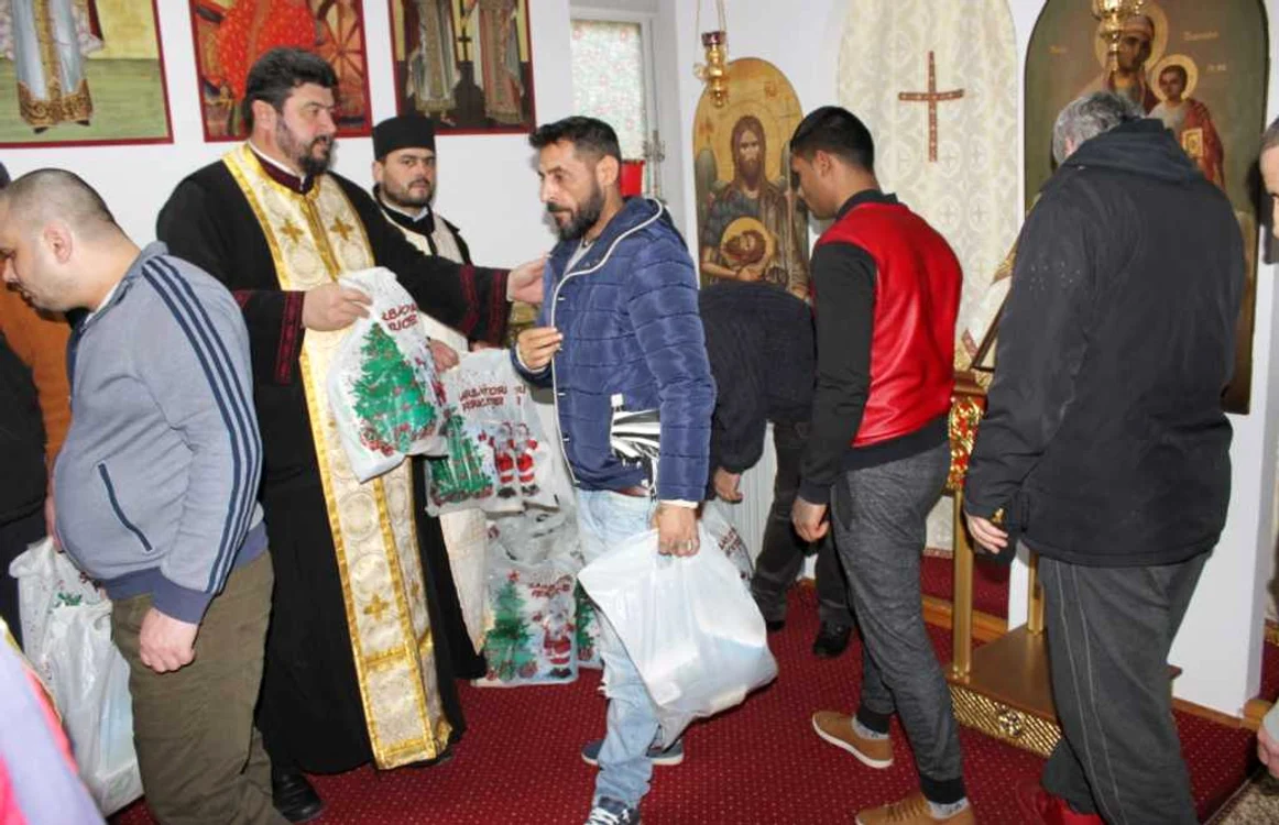 Preoţii le-au împărţi deţinuţilor daruri FOTO Costiuc Petrică