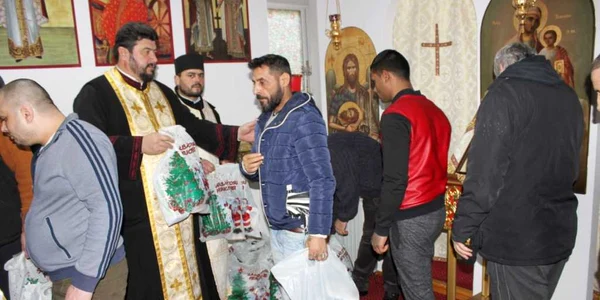 Preoţii le-au împărţi deţinuţilor daruri FOTO Costiuc Petrică