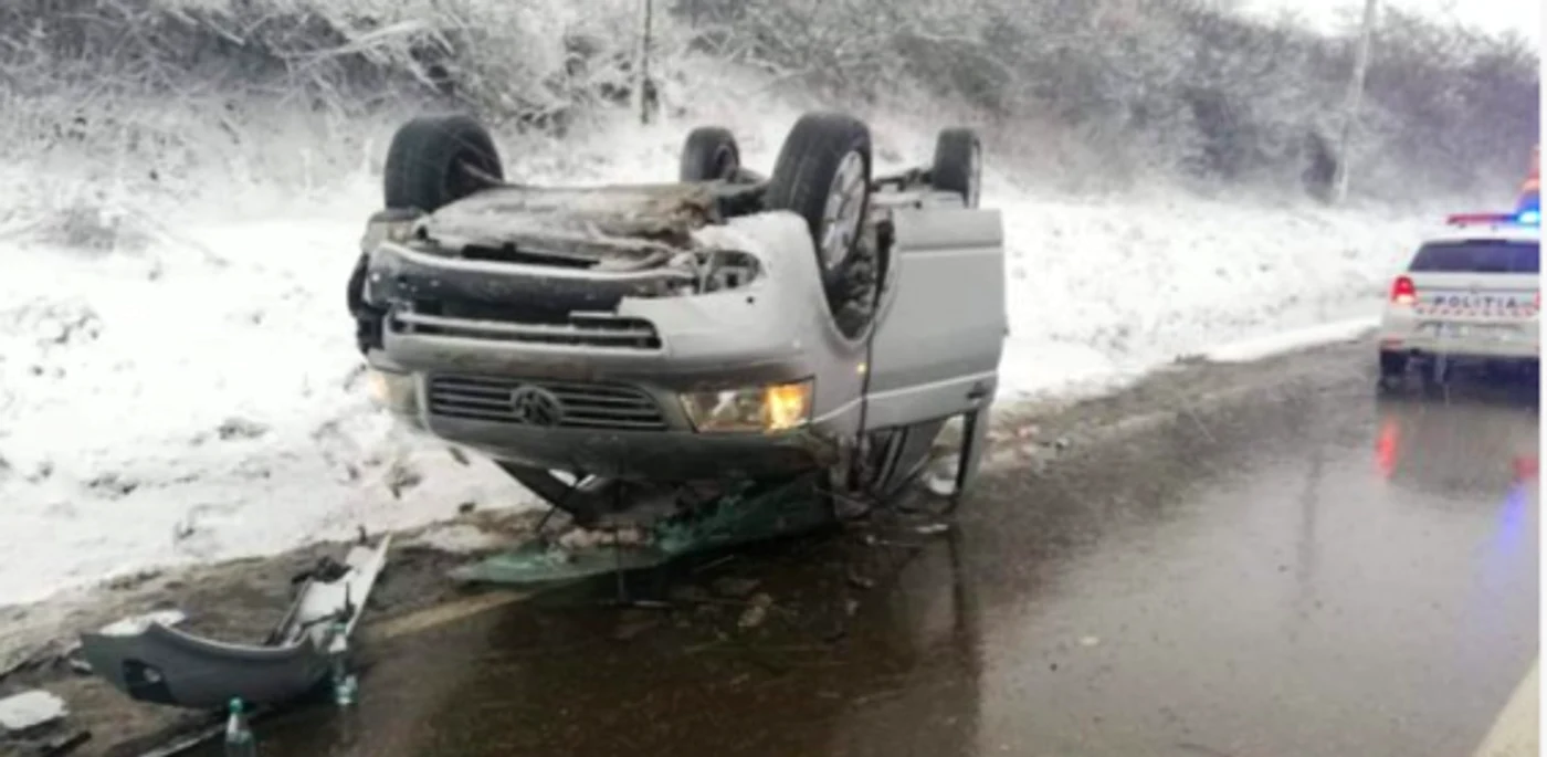 Microbuzul răsturnat la Răducăneni, Iaşi. Sursa foto. ziaruldeiasi.ro