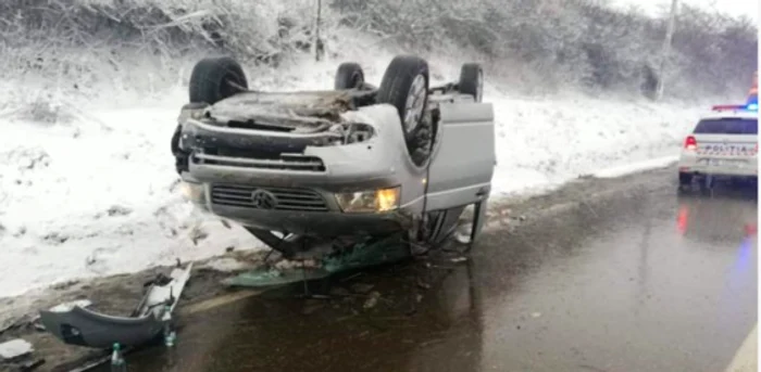 Microbuzul răsturnat la Răducăneni, Iaşi. Sursa foto. ziaruldeiasi.ro