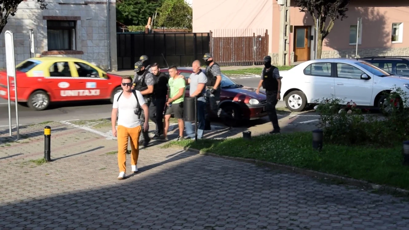 Adolescentul (în verde) spune că este nevinovat şi că nu ştie ce s-a întâmplat cu bărbatul de 61 de ani