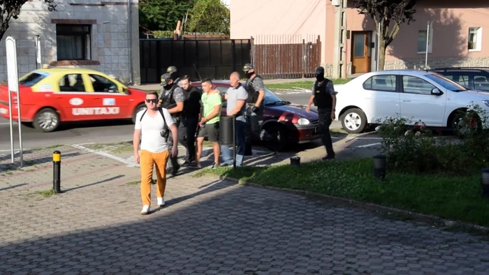 Adolescentul (în verde) spune că este nevinovat şi că nu ştie ce s-a întâmplat cu bărbatul de 61 de ani